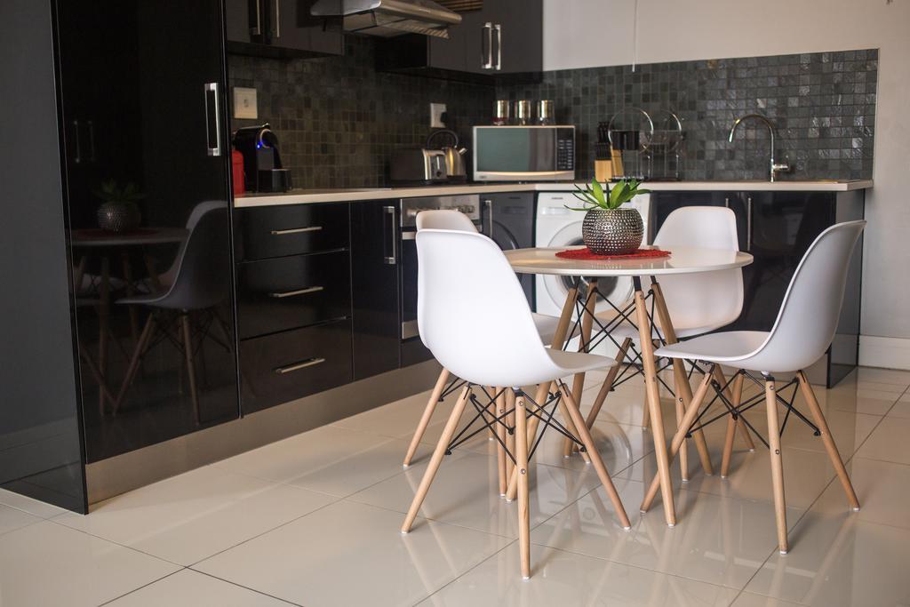 Apartment 64 At 77 On Independence Ave Уиндхоек Екстериор снимка