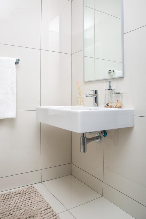 Apartment 64 At 77 On Independence Ave Уиндхоек Екстериор снимка