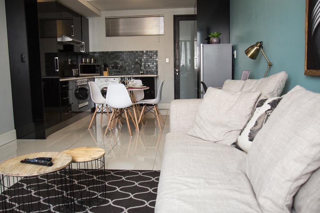 Apartment 64 At 77 On Independence Ave Уиндхоек Екстериор снимка