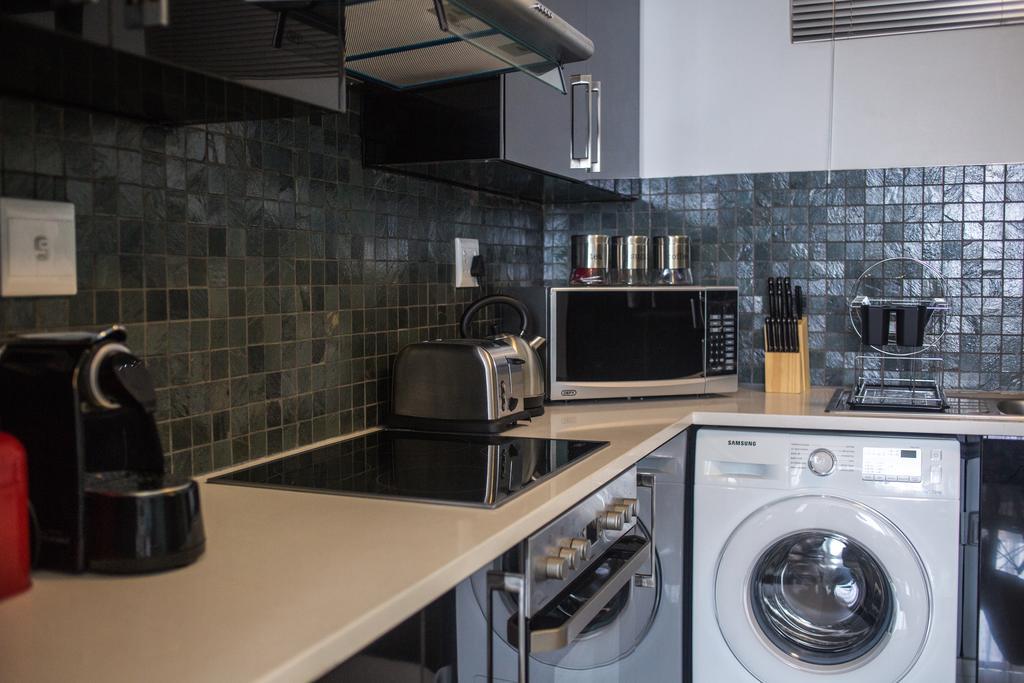 Apartment 64 At 77 On Independence Ave Уиндхоек Екстериор снимка